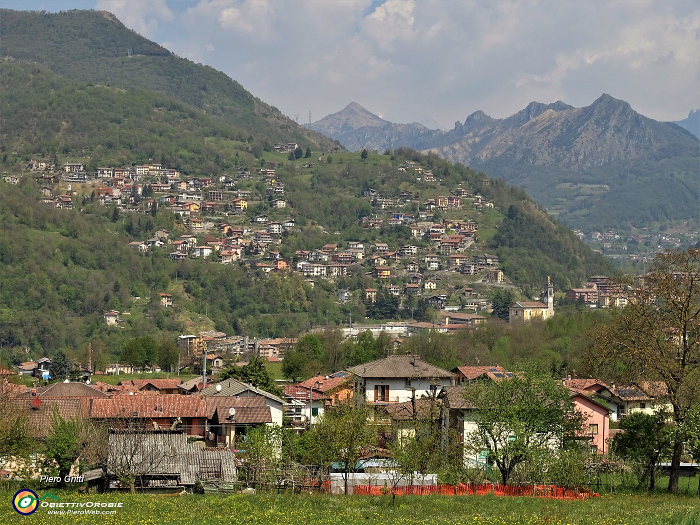 94 Vista sulle case di Stabello e verso Zogno.JPG